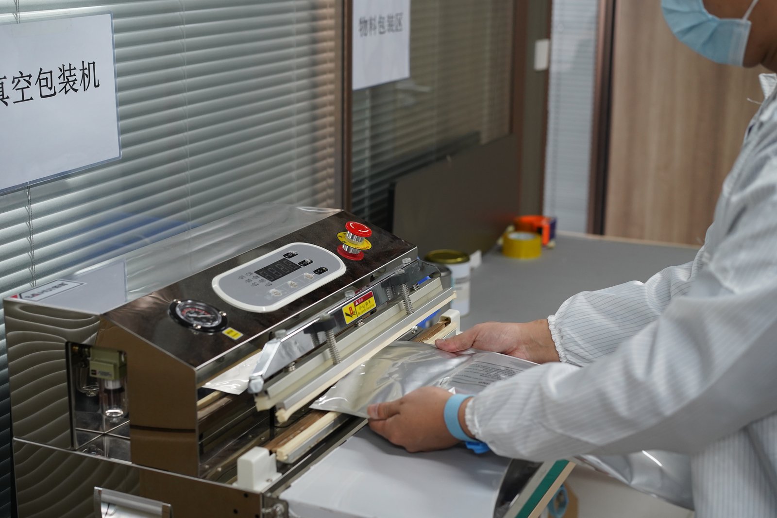 Vacuum packing operation for electronic components - ESD and moisture protection